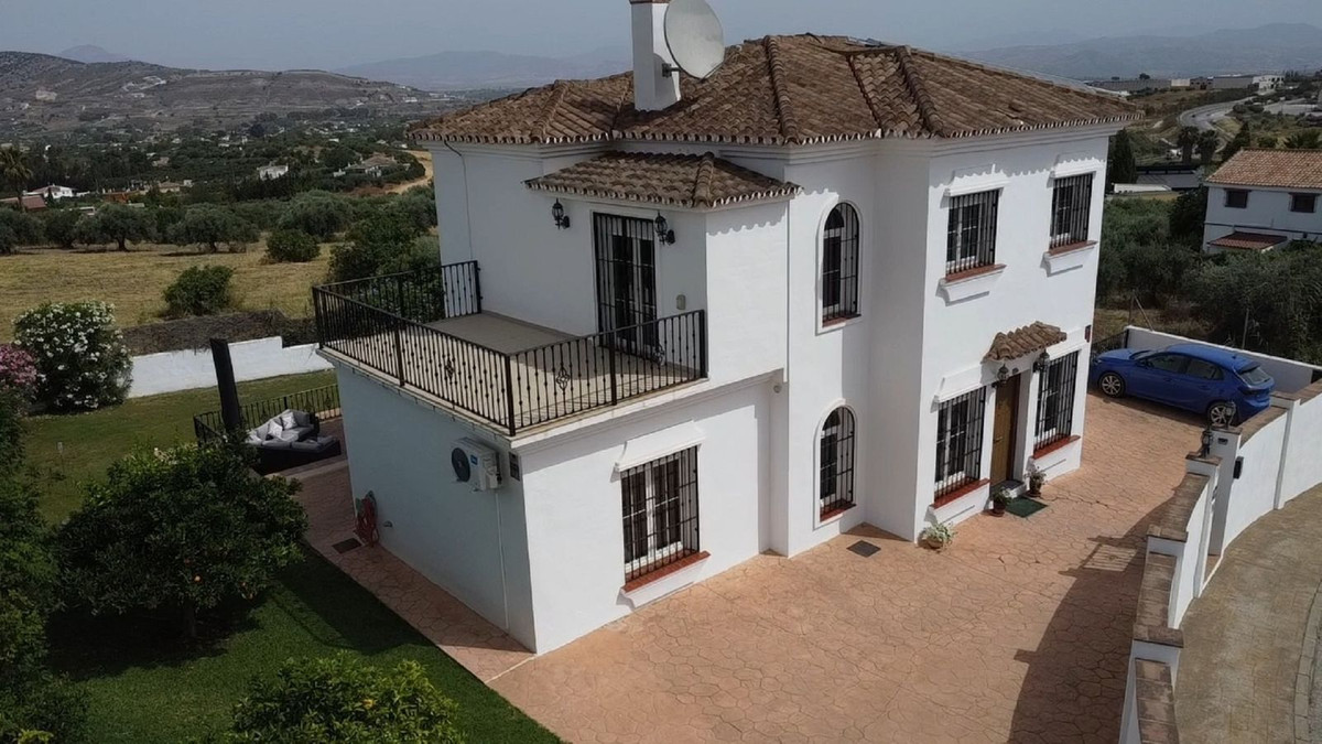 4 Bed, 4 Bath - Villa for Sale in Alhaurin el Grande