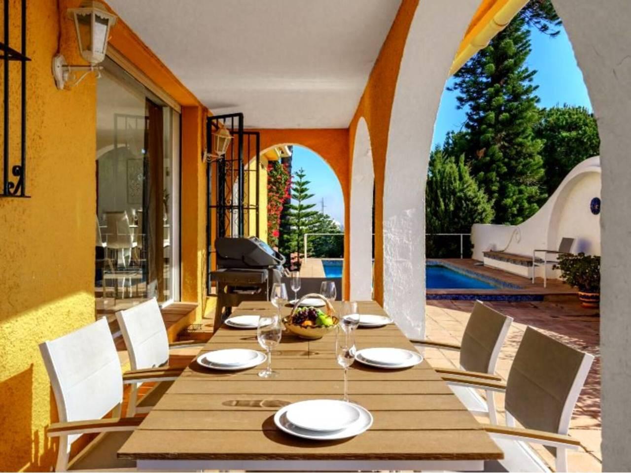 Casa Adosada de 4 Dormitorios y 2 Baños en alquiler vacacional en Nueva Andalucía, Marbella