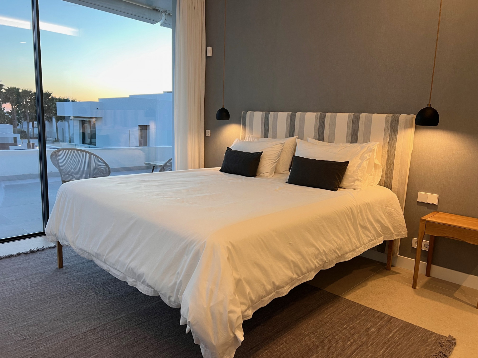 Casa de 5 Dormitorios y 5 Baños en alquiler vacacional en Río Real, Marbella