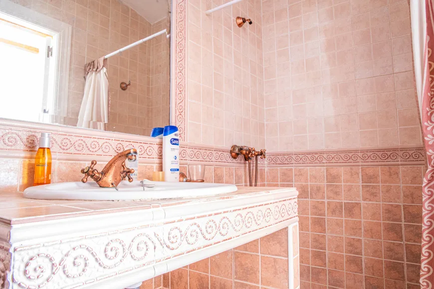 Casa Adosada de 5 Dormitorios en venta en Jimena de la Frontera