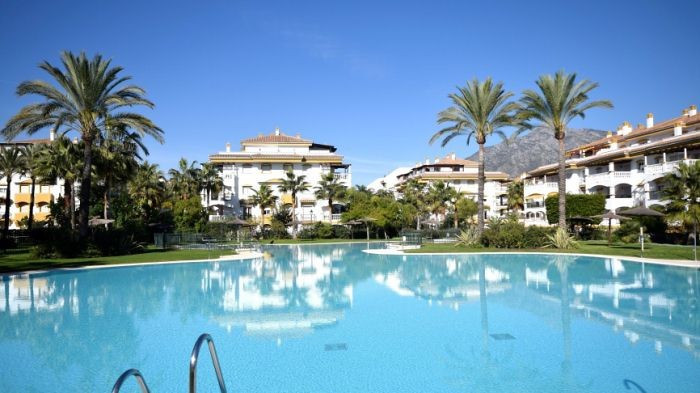 Piso de 2 Dormitorios en venta en Nueva Andalucía, Marbella