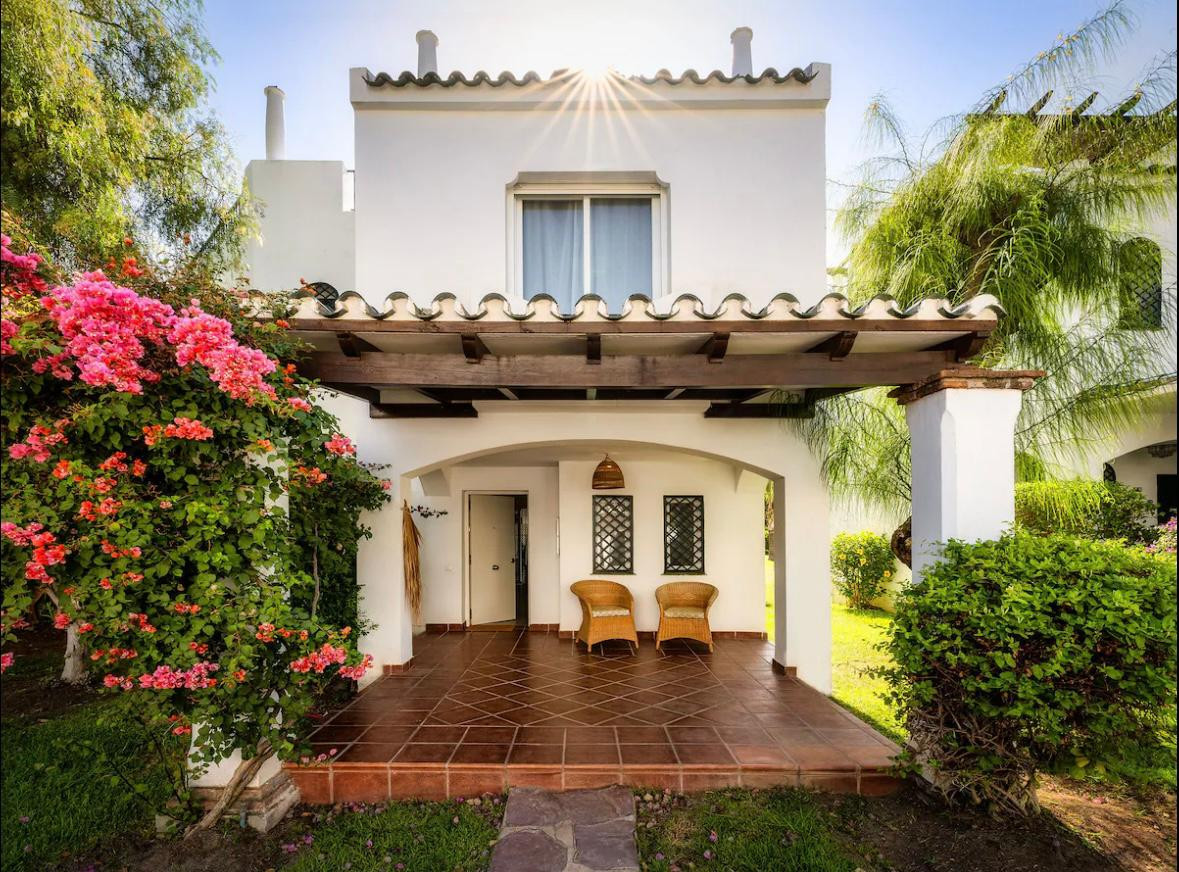 Casa Adosada de 3 Dormitorios en alquiler en Nueva Andalucía, Marbella