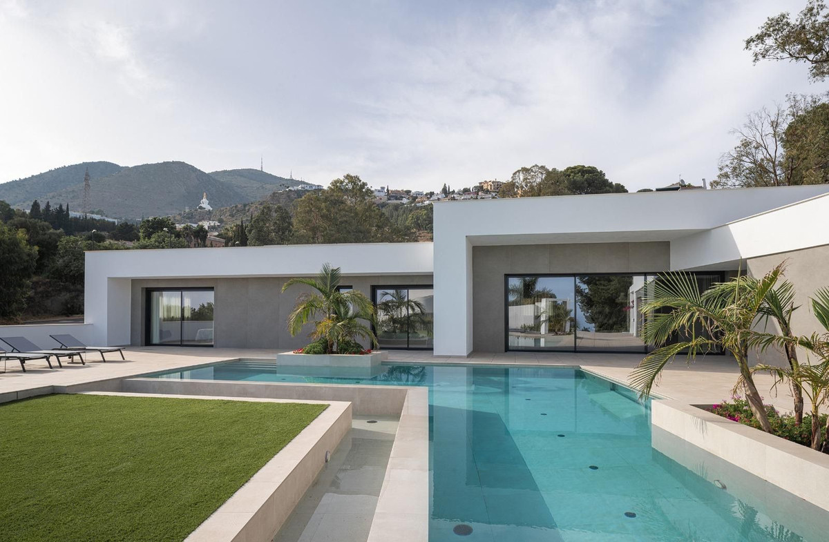 Casa de 5 Dormitorios y 5 Baños en venta en Benalmádena Costa