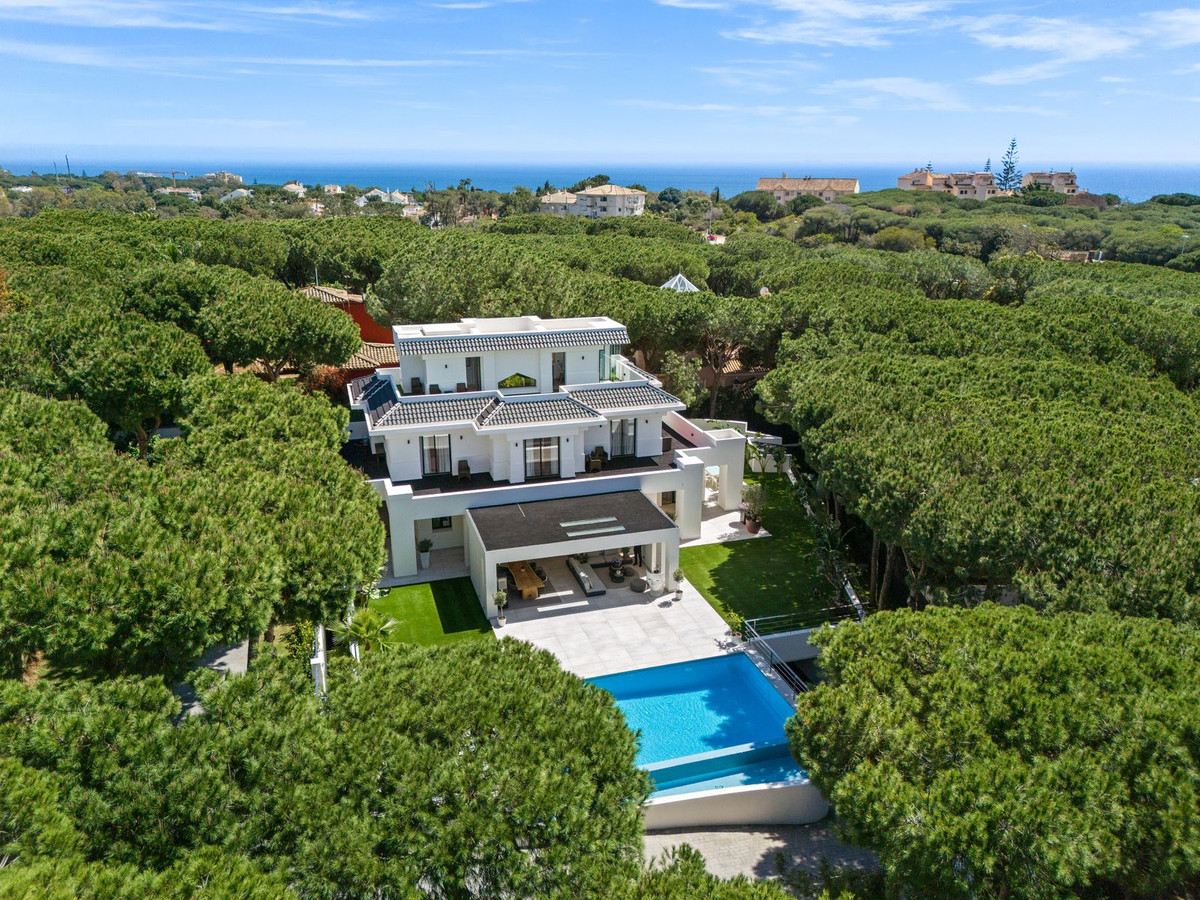 Casa de 6 Dormitorios en venta en Las Chapas, Marbella