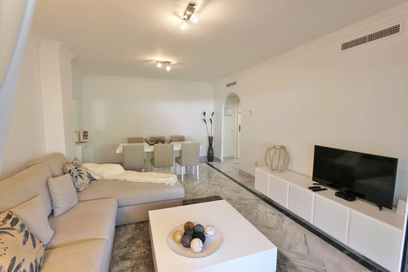 Piso de 2 Dormitorios en venta en Nueva Andalucía, Marbella