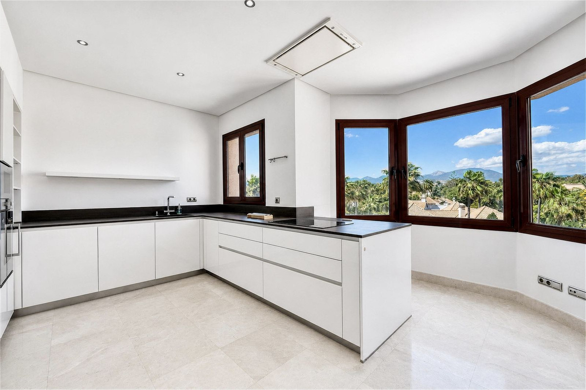 Ático de 3 Dormitorios y 3 Baños en venta en Puerto Banús