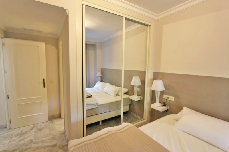 Piso de 2 Dormitorios en venta en Nueva Andalucía, Marbella