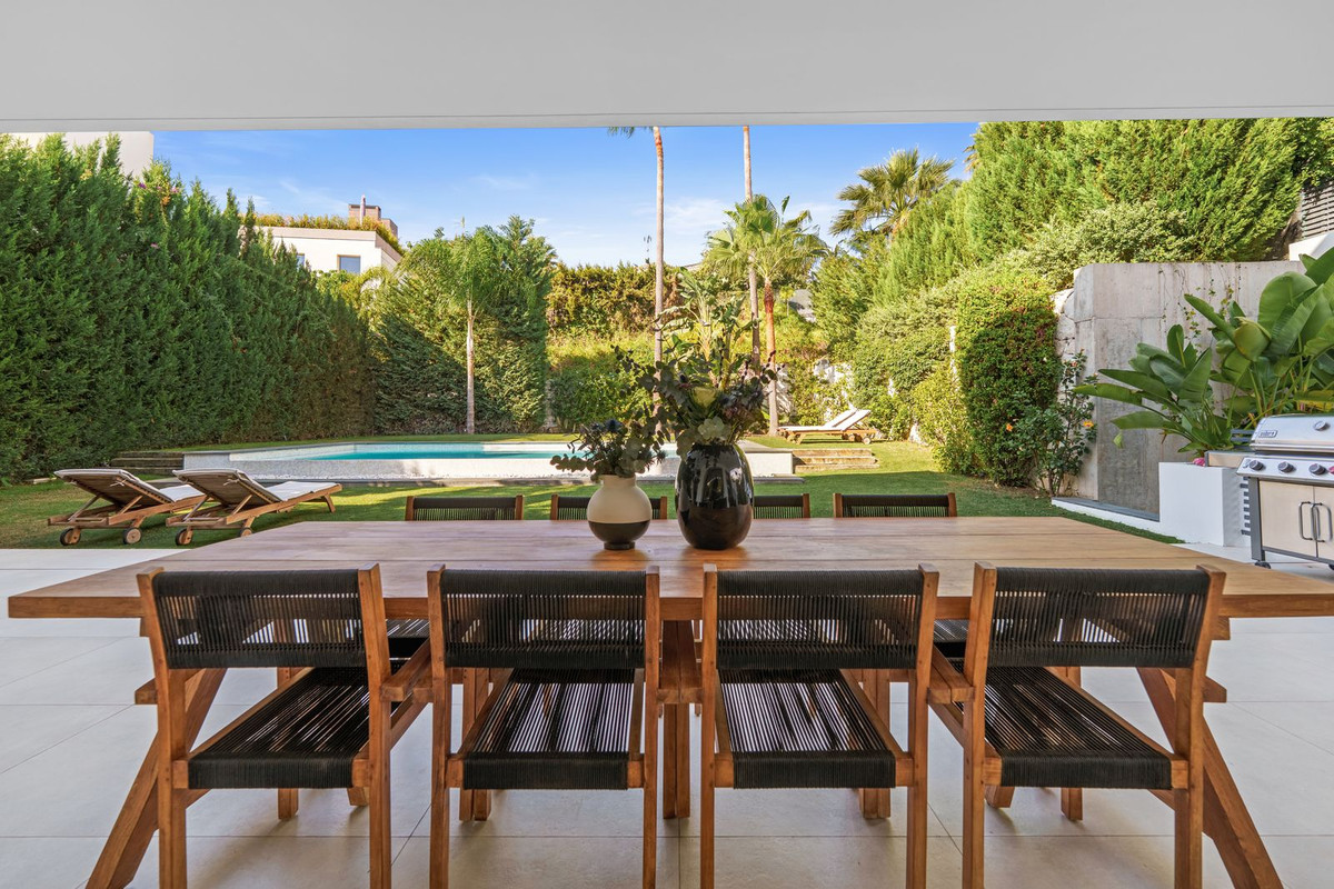 Casa de 5 Dormitorios y 5 Baños en venta en Nueva Andalucía, Marbella