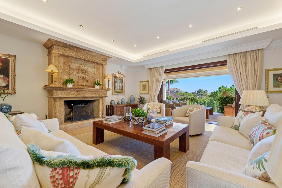 Casa de 6 Dormitorios en venta en Milla de Oro, Marbella