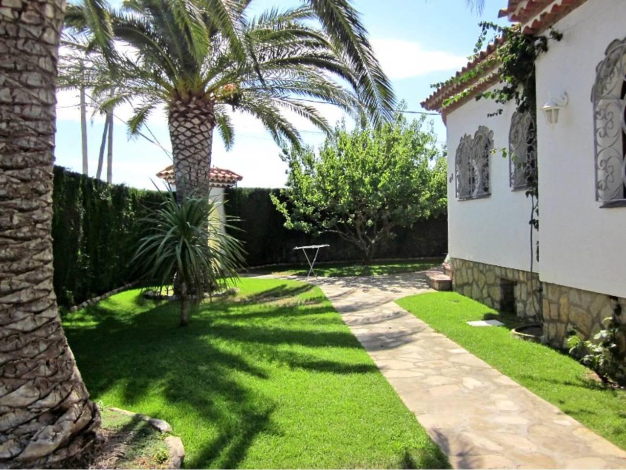 Casa Adosada de 5 Dormitorios y 3 Baños en alquiler vacacional en Mont-Roig del Camp