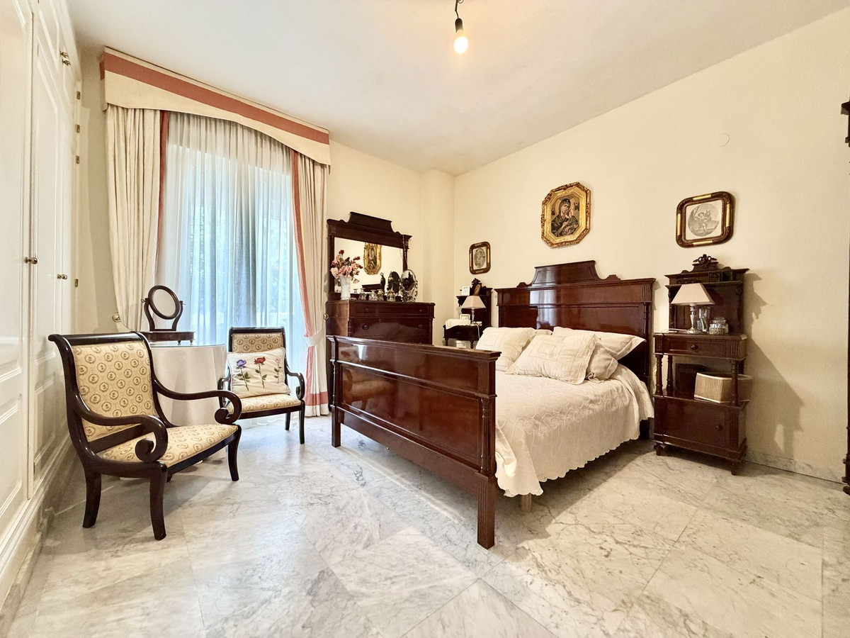 4 Bed, 2 Bath - Apartment for Sale in Marbella Golden Mile