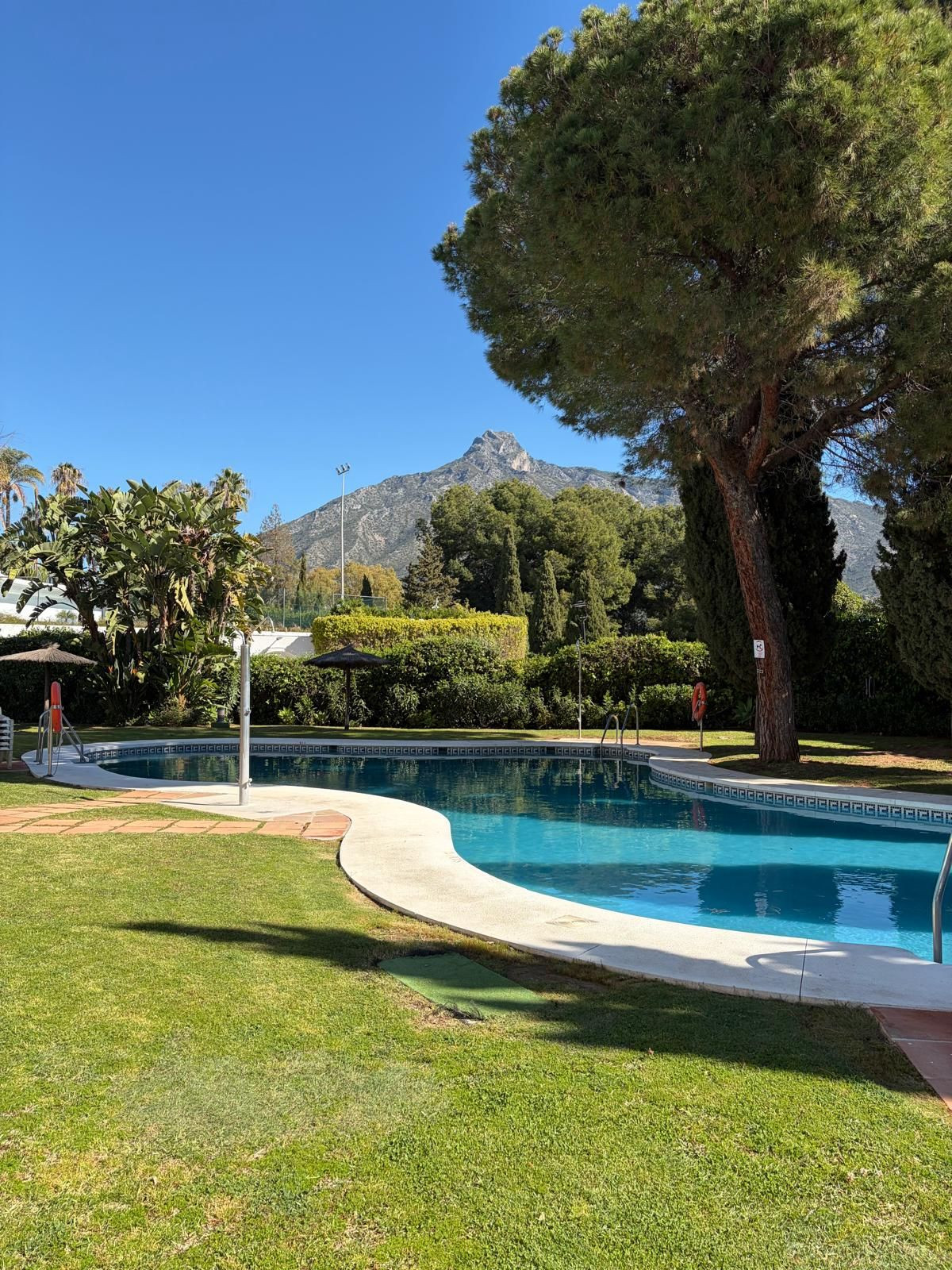 Piso de 2 Dormitorios en venta en Milla de Oro, Marbella