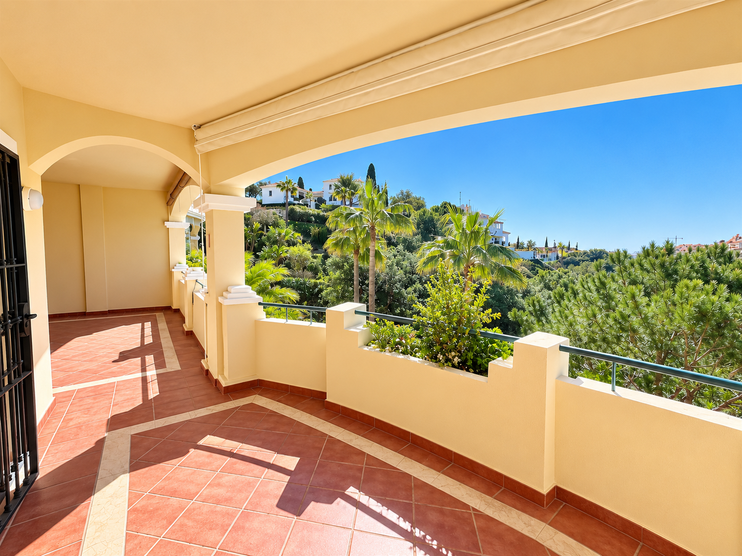 Piso de 2 Dormitorios y 2 Baños en venta en Elviria, Marbella