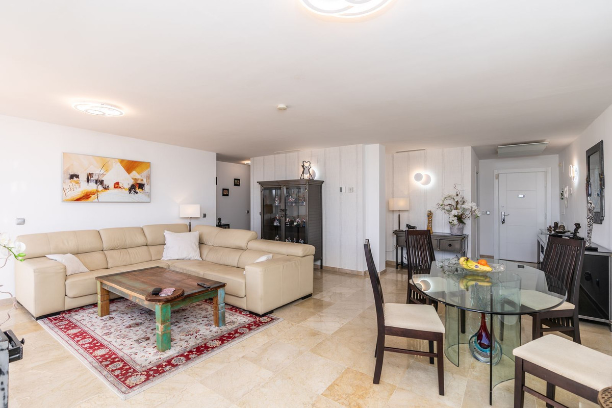 Piso de 4 Dormitorios y 2 Baños en venta en Los Almendros, Benahavís