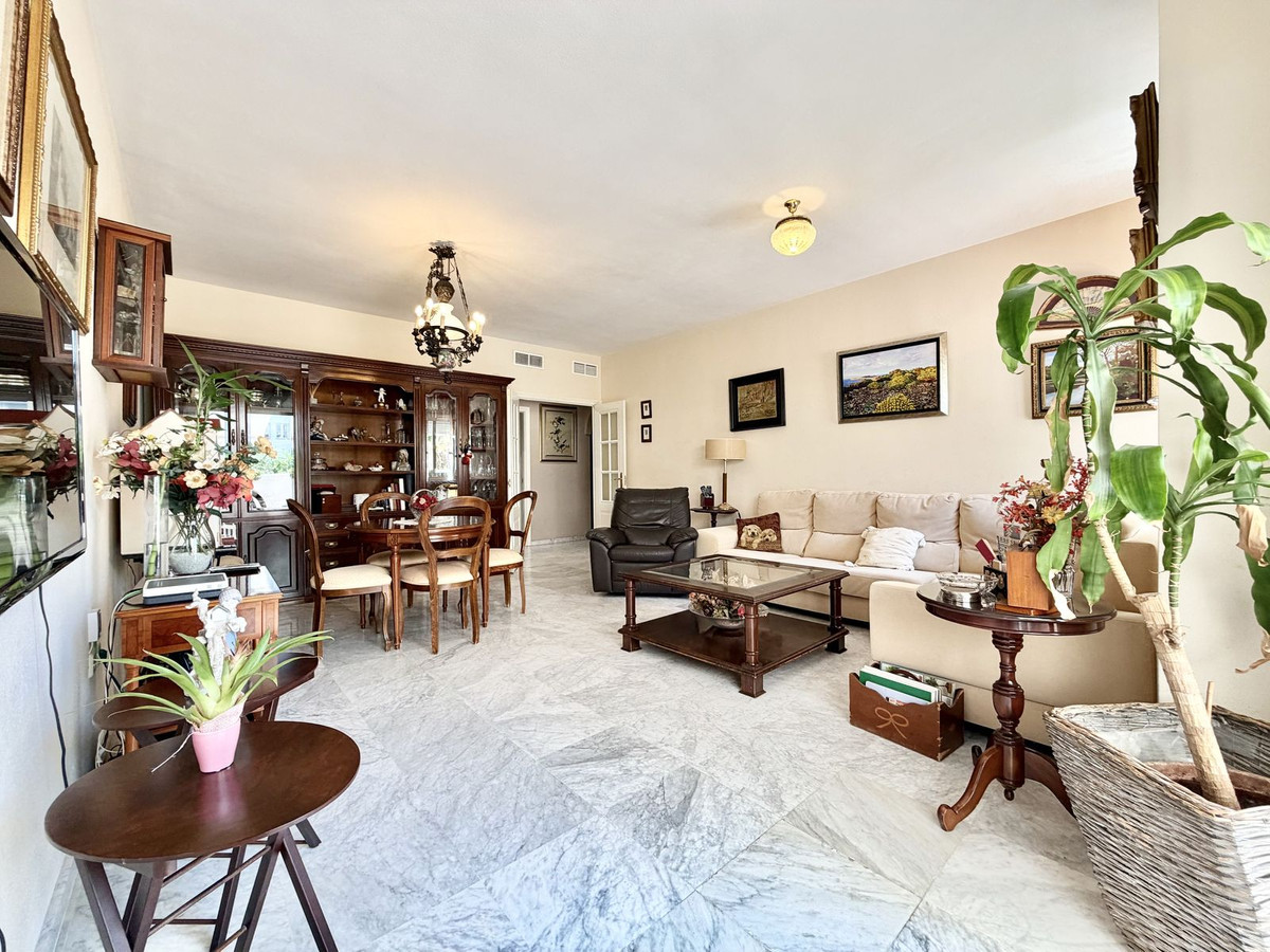 4 Bed, 2 Bath - Apartment for Sale in Marbella Golden Mile