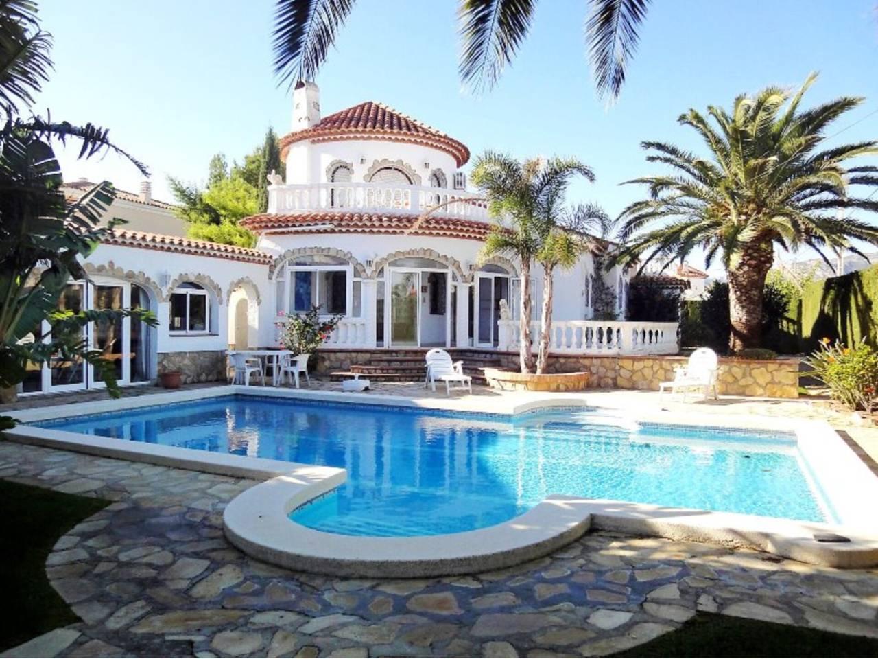 Casa Adosada de 5 Dormitorios y 3 Baños en alquiler vacacional en Mont-Roig del Camp