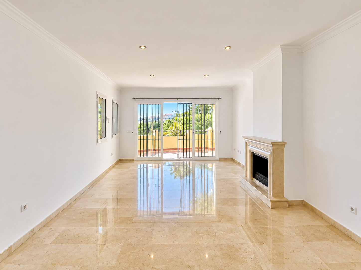 Piso de 2 Dormitorios y 2 Baños en venta en Elviria, Marbella