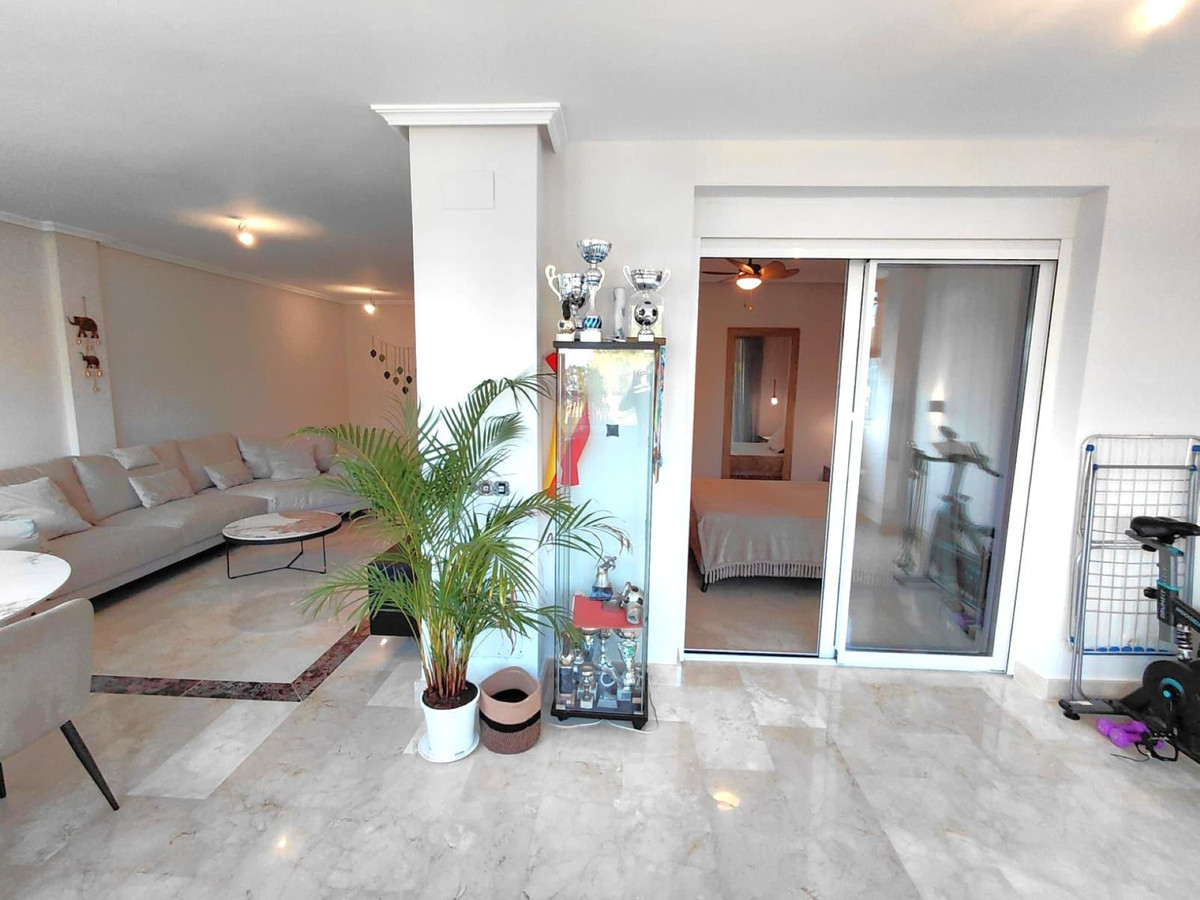Piso de 2 Dormitorios en venta en Nagüeles, Marbella