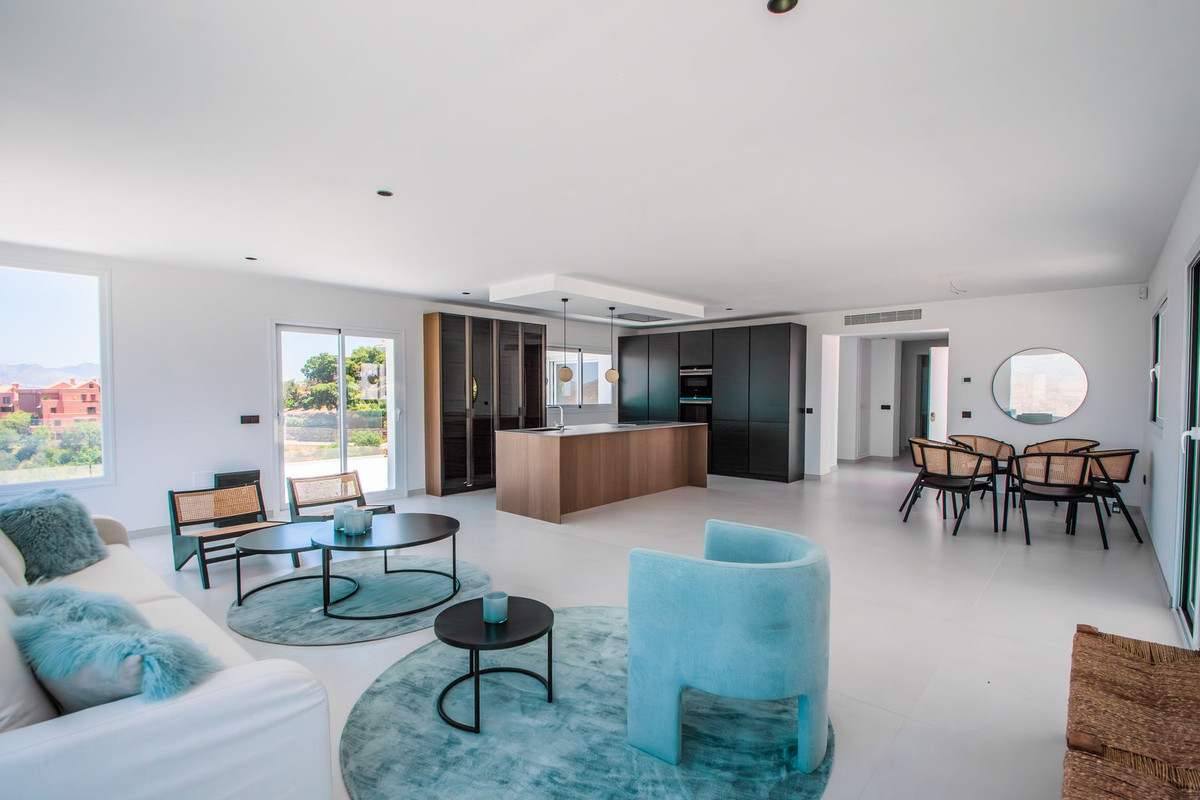 Casa de 4 Dormitorios en venta en La Mairena, Marbella