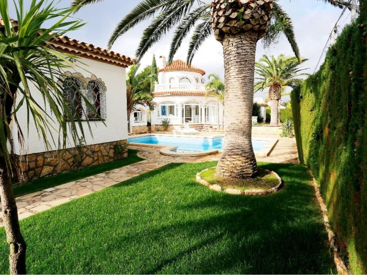 Casa Adosada de 5 Dormitorios y 3 Baños en alquiler vacacional en Mont-Roig del Camp
