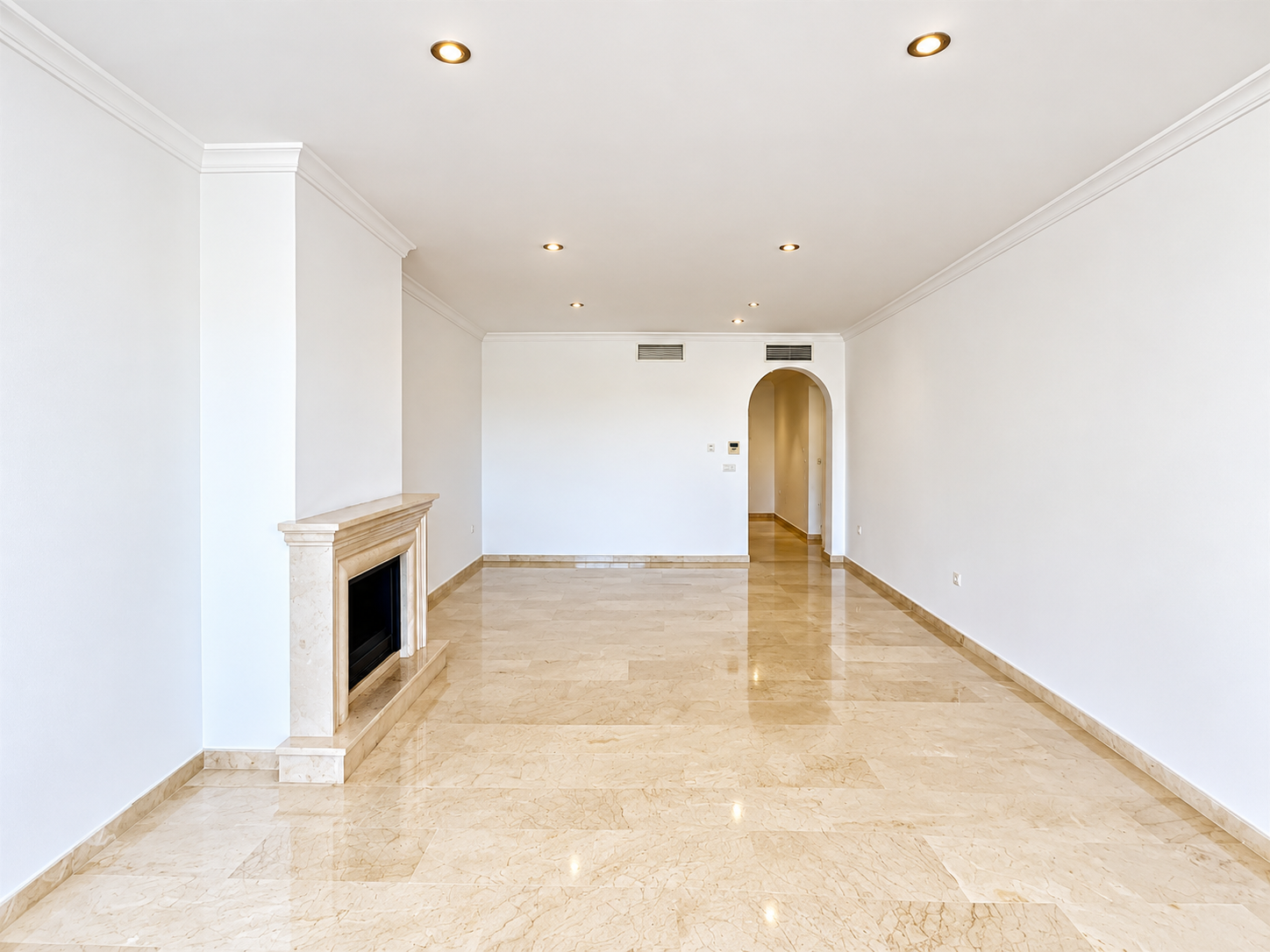 Piso de 2 Dormitorios y 2 Baños en venta en Elviria, Marbella