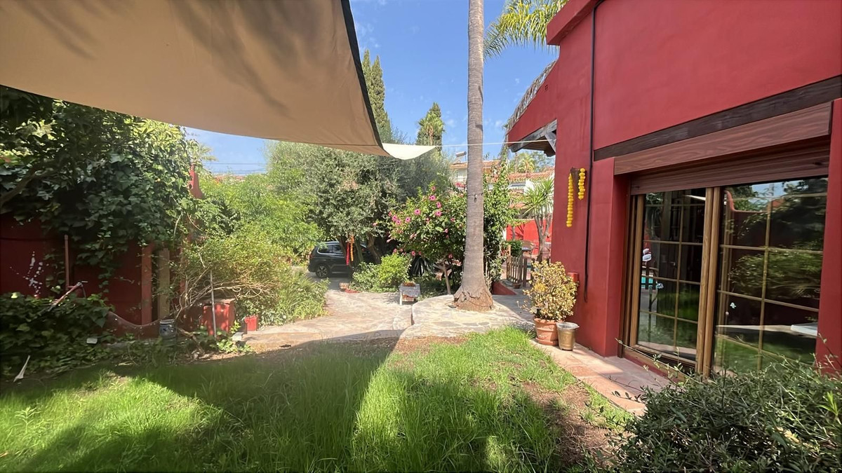 Casa de 4 Dormitorios y 2 Baños en alquiler vacacional en El Rosario, Marbella