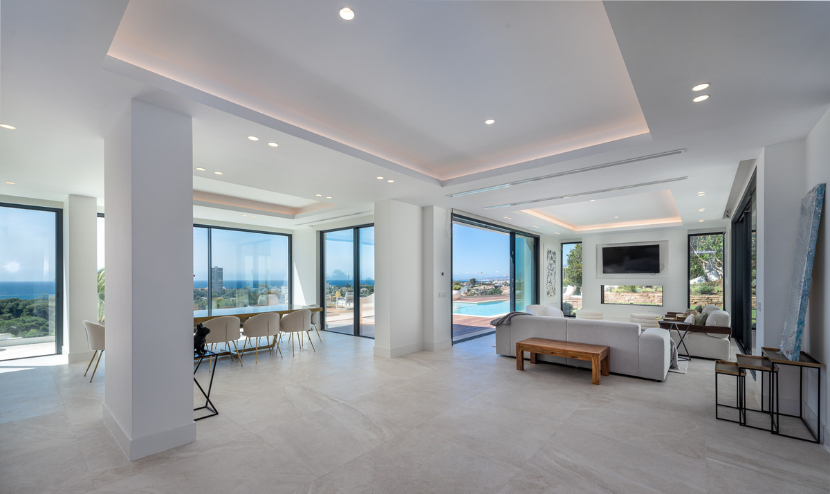5 Bed, 4 Bath - Villa for Sale in Rio Real, Marbella