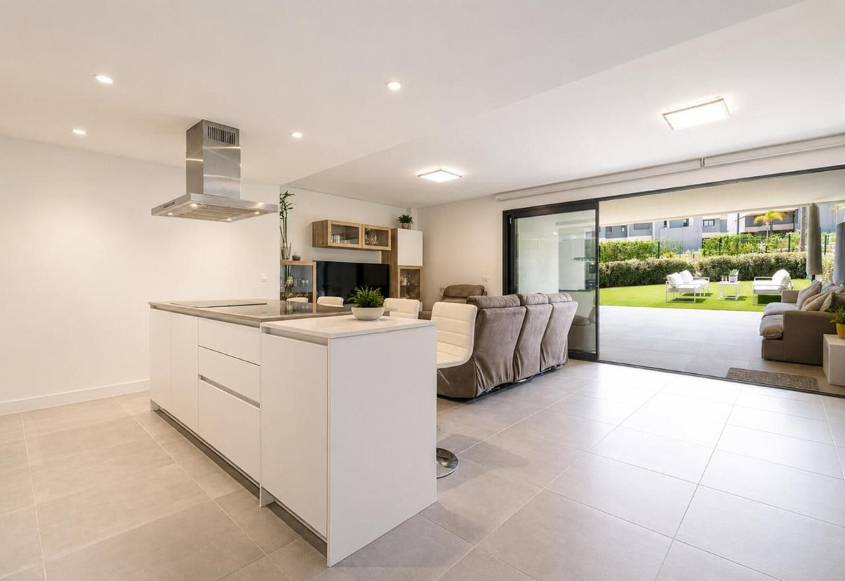 Piso de 3 Dormitorios en venta en Nueva Milla de Oro, Estepona