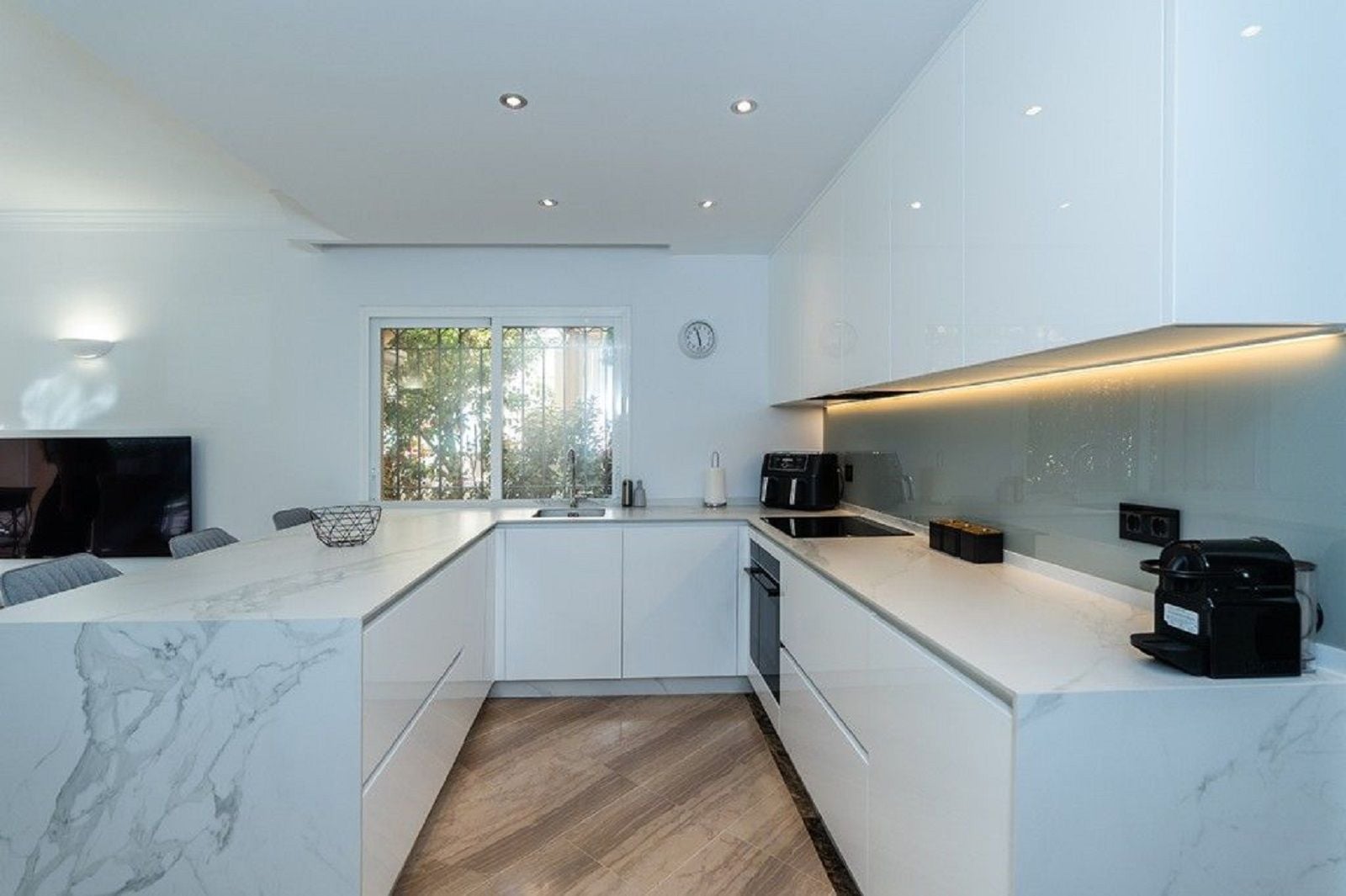 Piso de 3 Dormitorios en venta en Elviria, Marbella