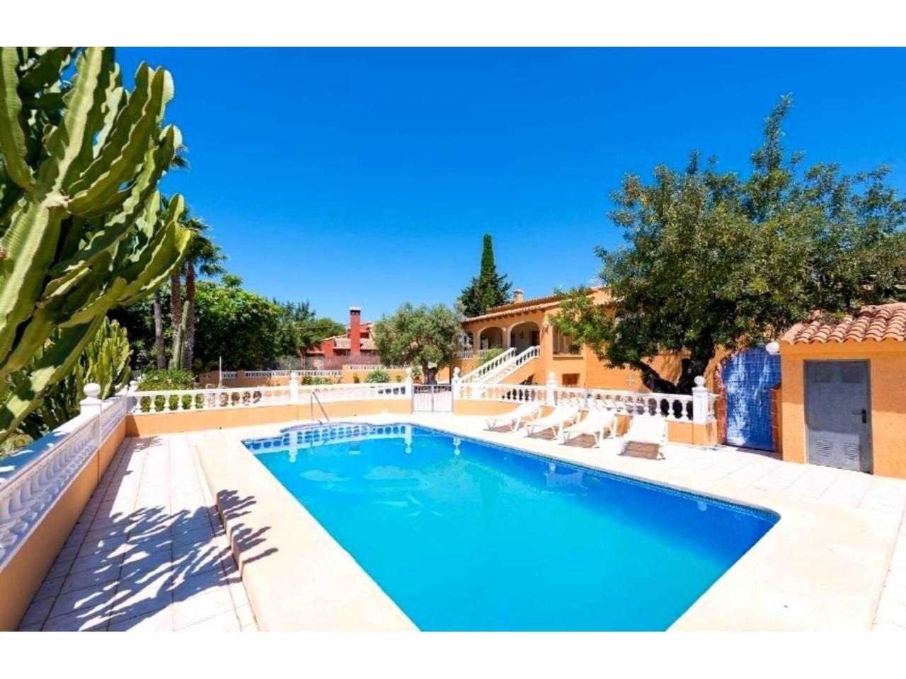 Casa Adosada de 4 Dormitorios y 2 Baños en alquiler vacacional en Calp