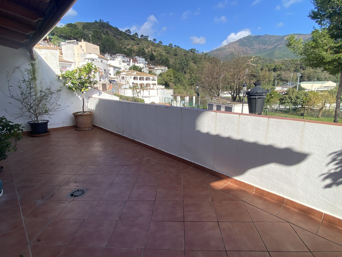 Piso de 3 Dormitorios y 2 Baños en venta en Benahavís