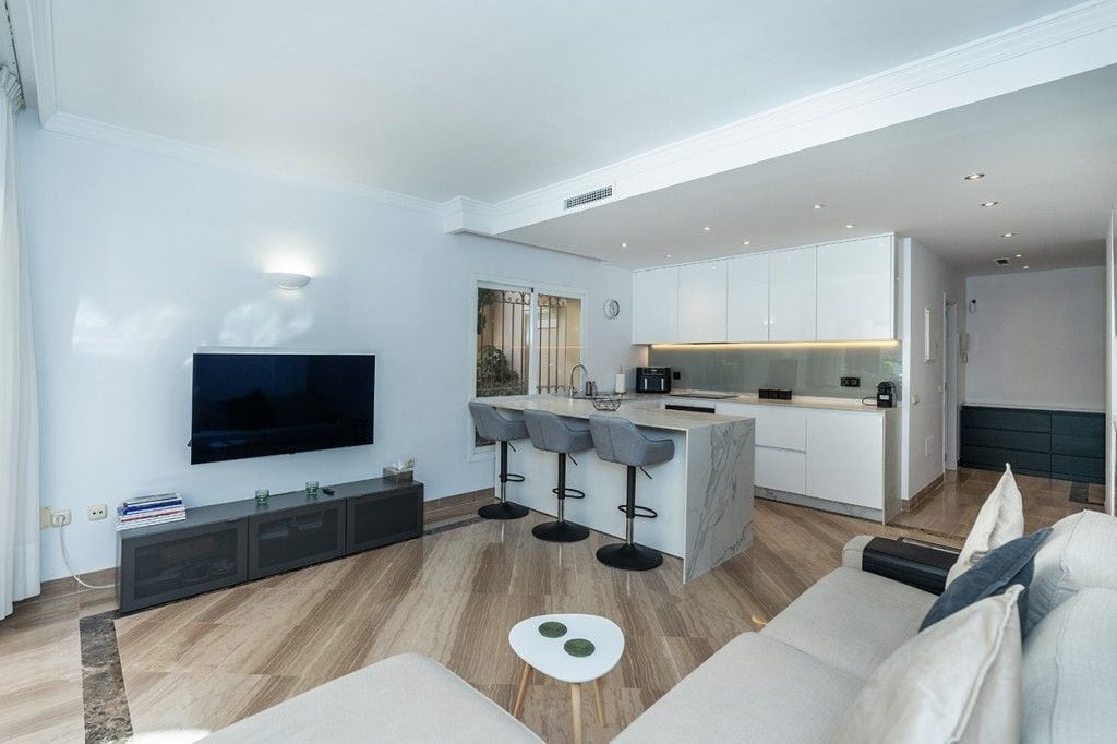 Piso de 3 Dormitorios en venta en Elviria, Marbella