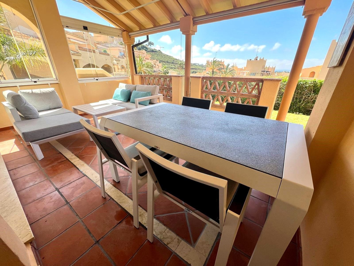 Piso de 2 Dormitorios y 2 Baños en venta en Elviria, Marbella