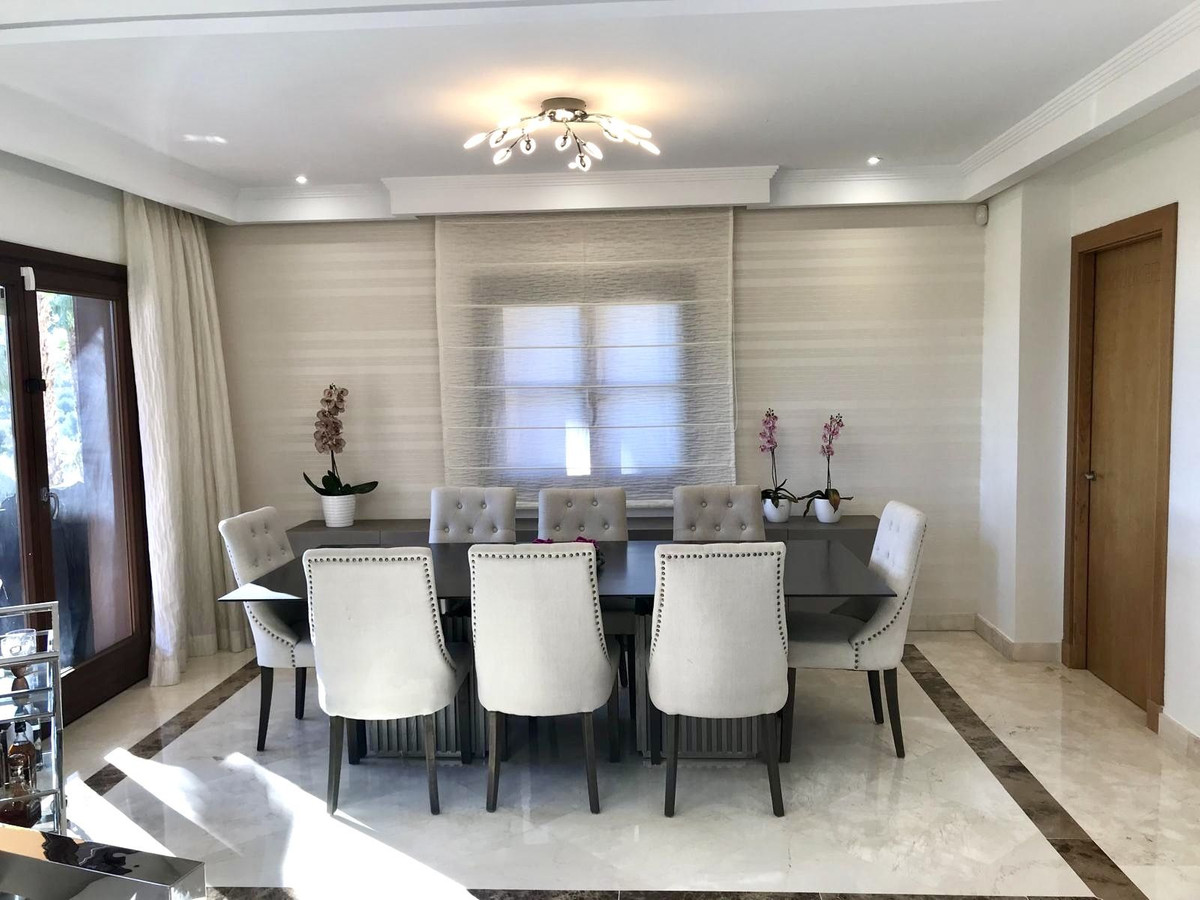 Casa de 6 Dormitorios y 6 Baños en venta en Milla de Oro, Marbella
