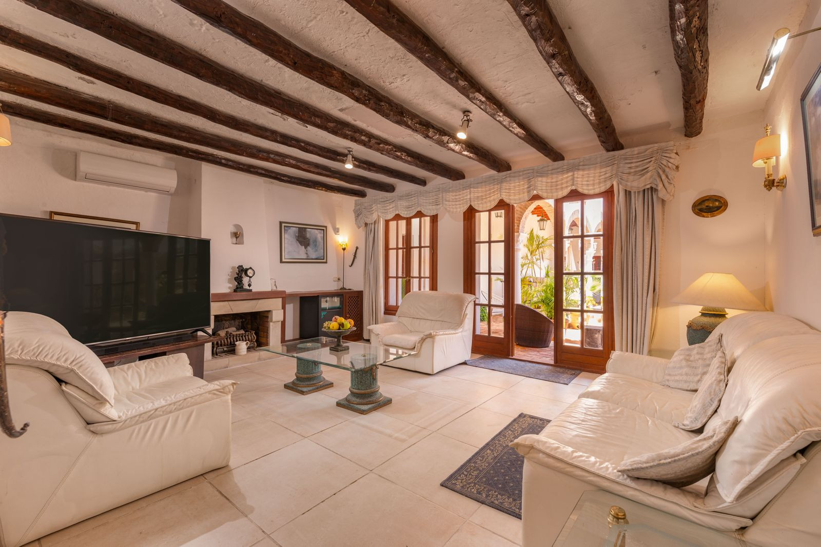 Finca de 4 Dormitorios en venta en Manilva