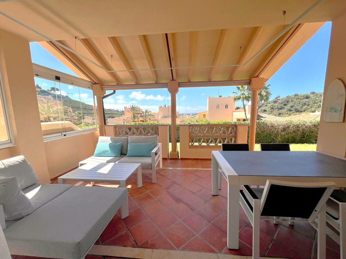 Piso de 2 Dormitorios y 2 Baños en venta en Elviria, Marbella