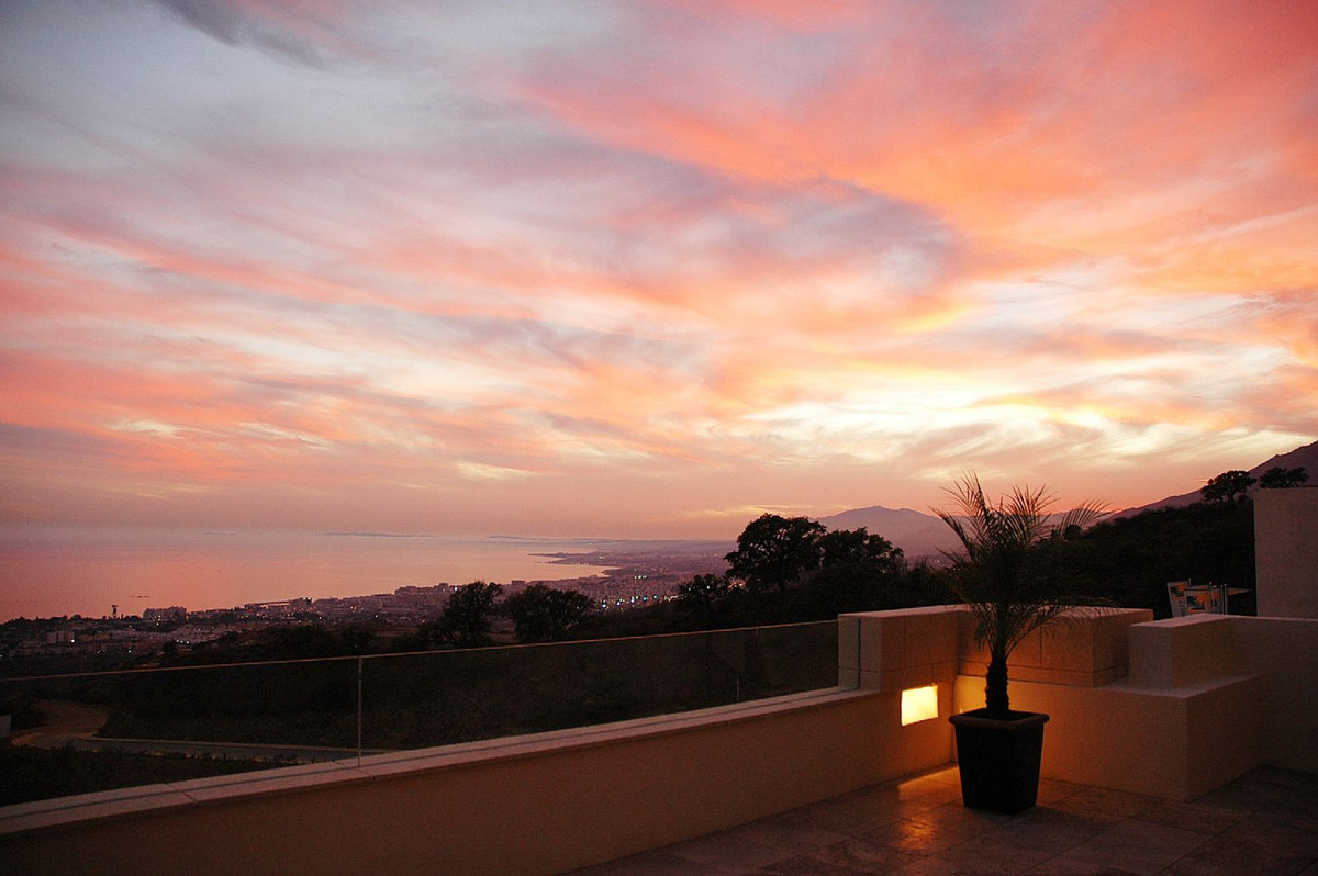 Piso de 2 Dormitorios y 2 Baños en venta en Los Monteros, Marbella