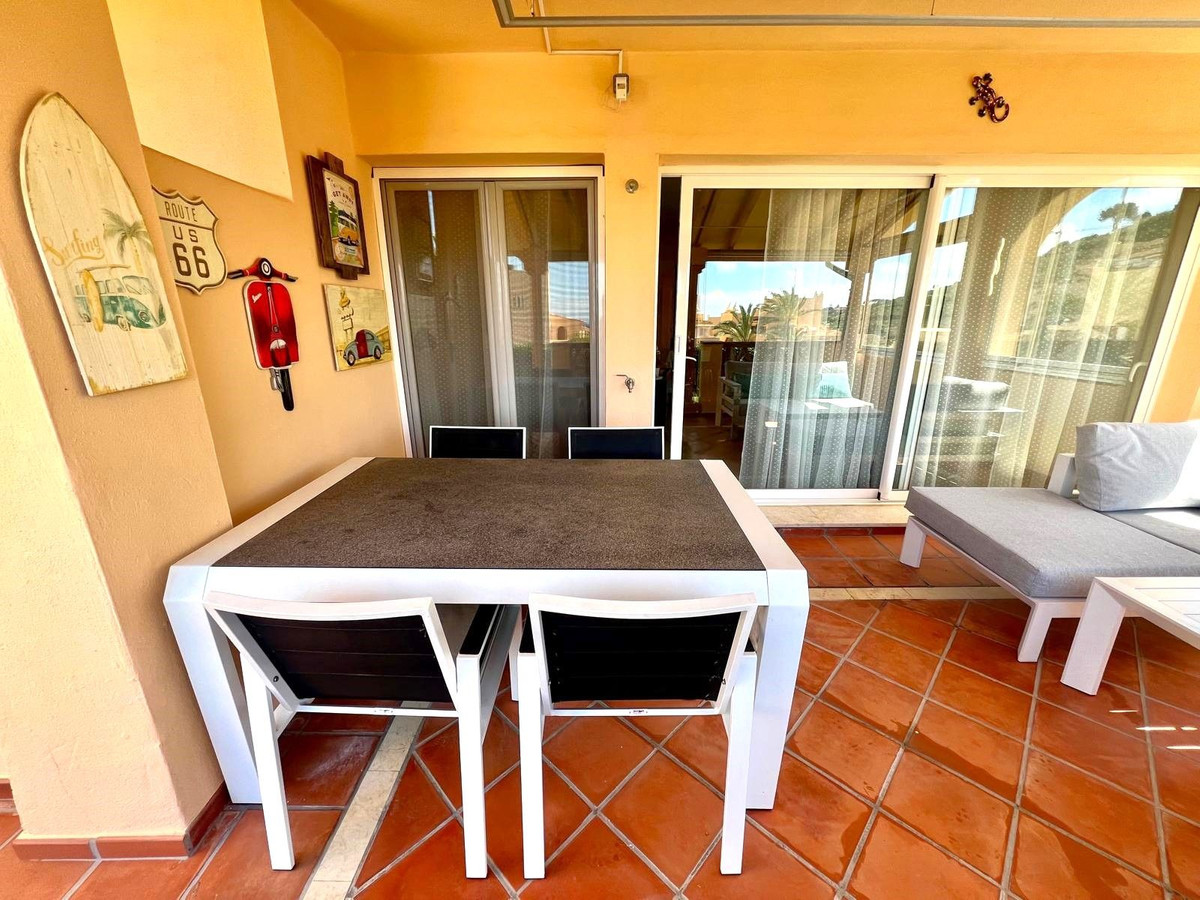 Piso de 2 Dormitorios y 2 Baños en venta en Elviria, Marbella
