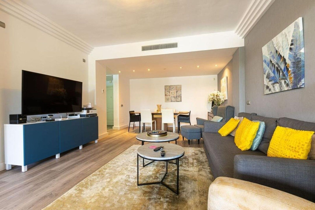 Piso de 2 Dormitorios en venta en Nueva Andalucía, Marbella