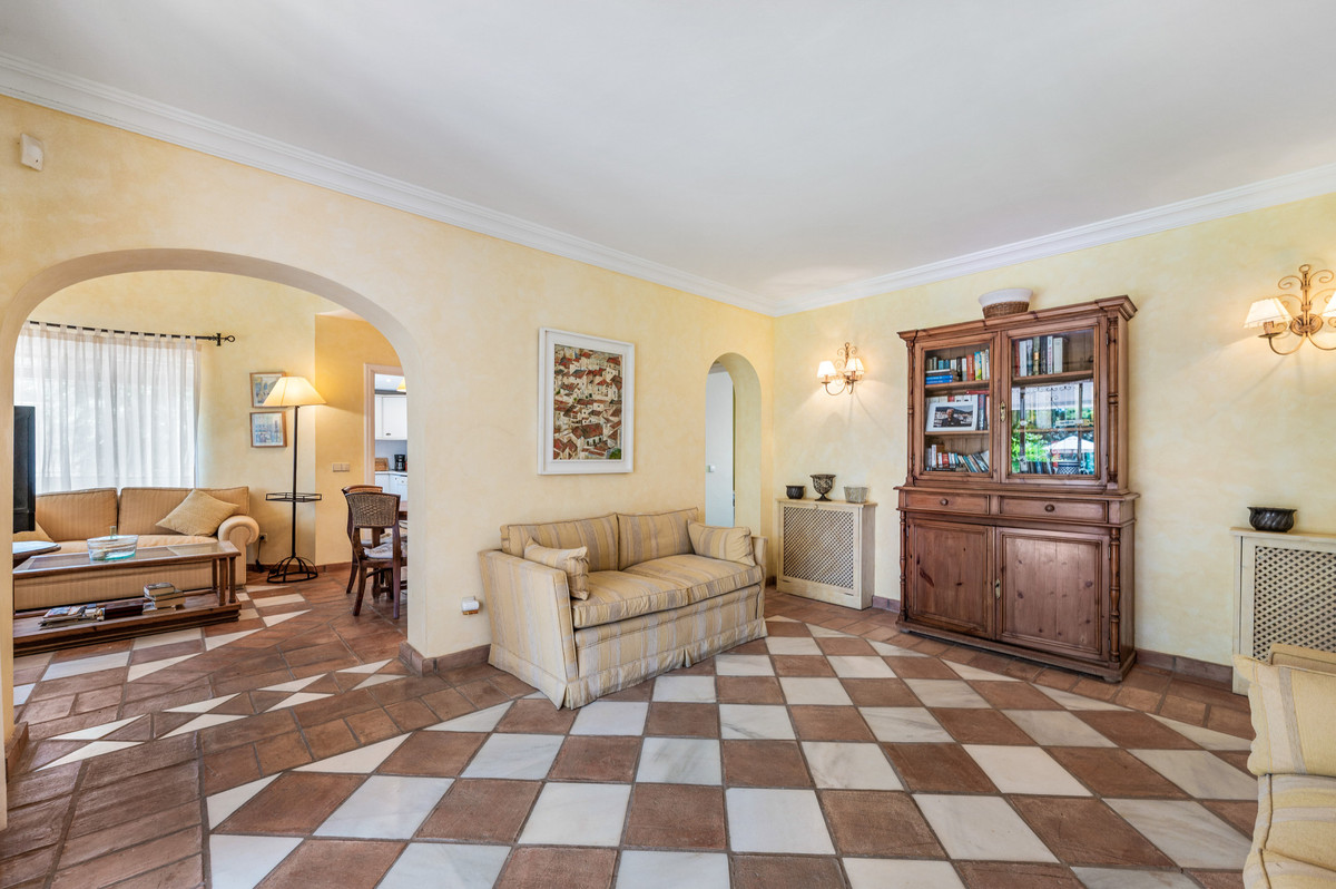 Casa de 5 Dormitorios y 5 Baños en venta en San Pedro de Alcántara