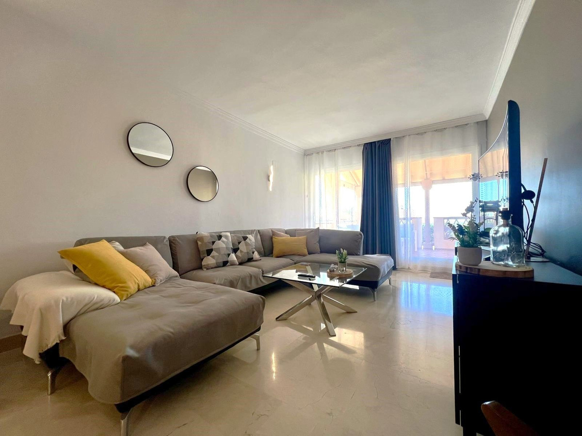 Piso de 2 Dormitorios y 2 Baños en venta en Elviria, Marbella