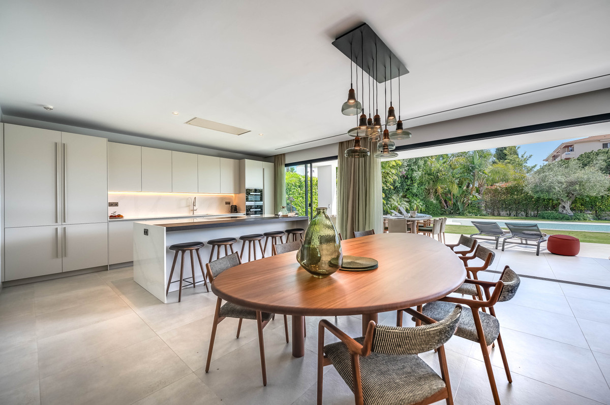 Casa de 5 Dormitorios y 5 Baños en alquiler vacacional en Nueva Andalucía, Marbella