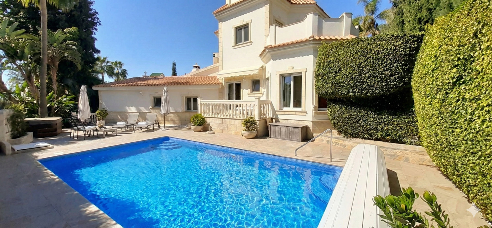 Casa de 5 Dormitorios y 4 Baños en venta en El Rosario, Marbella