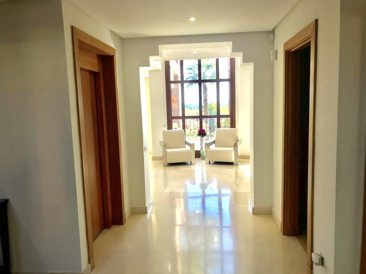 Casa de 6 Dormitorios y 6 Baños en venta en Milla de Oro, Marbella