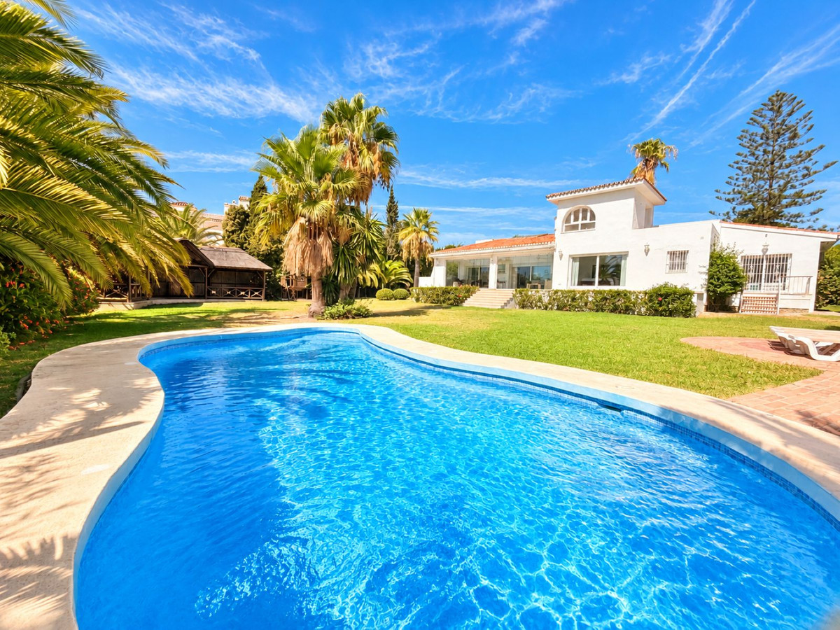 5 кровать Вилла для продажи в El Paraiso, Estepona