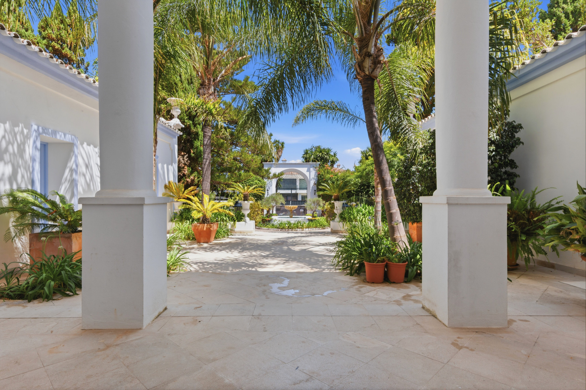 Casa de 7 Dormitorios en venta en La Alqueria, Estepona