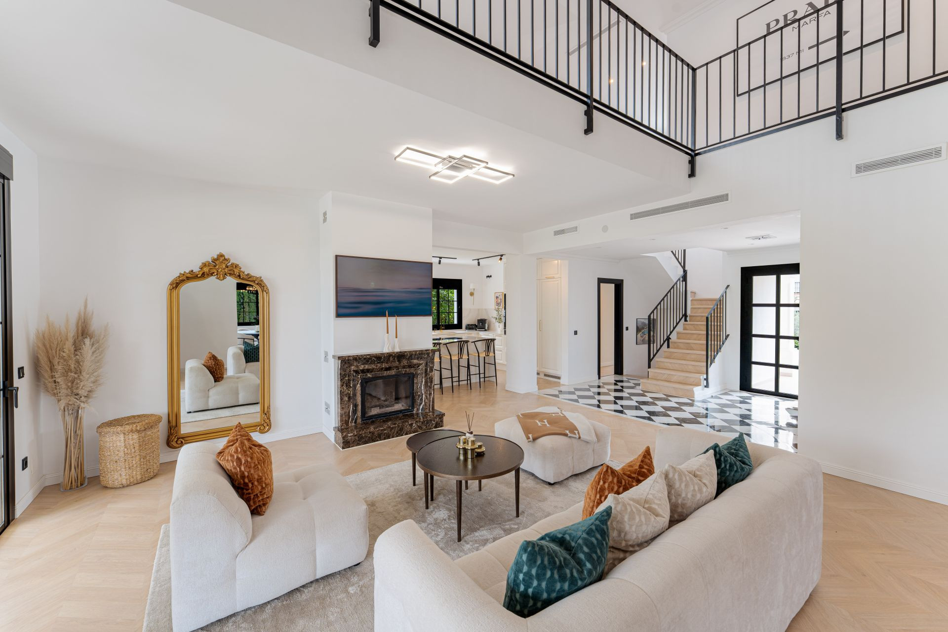 Casa de 6 Dormitorios en venta en La Alqueria, Estepona