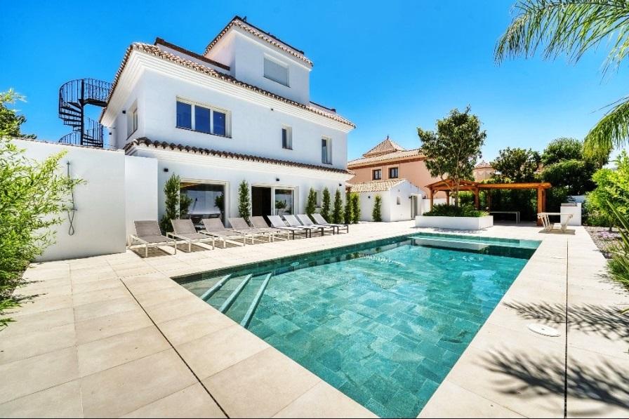 Casa de 6 Dormitorios y 7 Baños en alquiler vacacional en Nueva Andalucía, Marbella