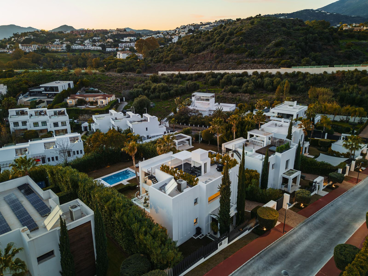 6 Bed - Villa for Sale in Nueva Andalucia, Marbella