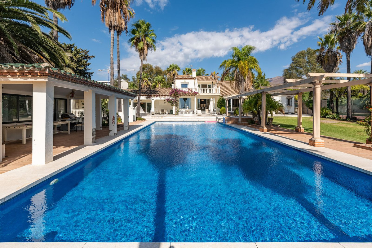4 спални, 3 бани - Вила за продажба в Estepona
